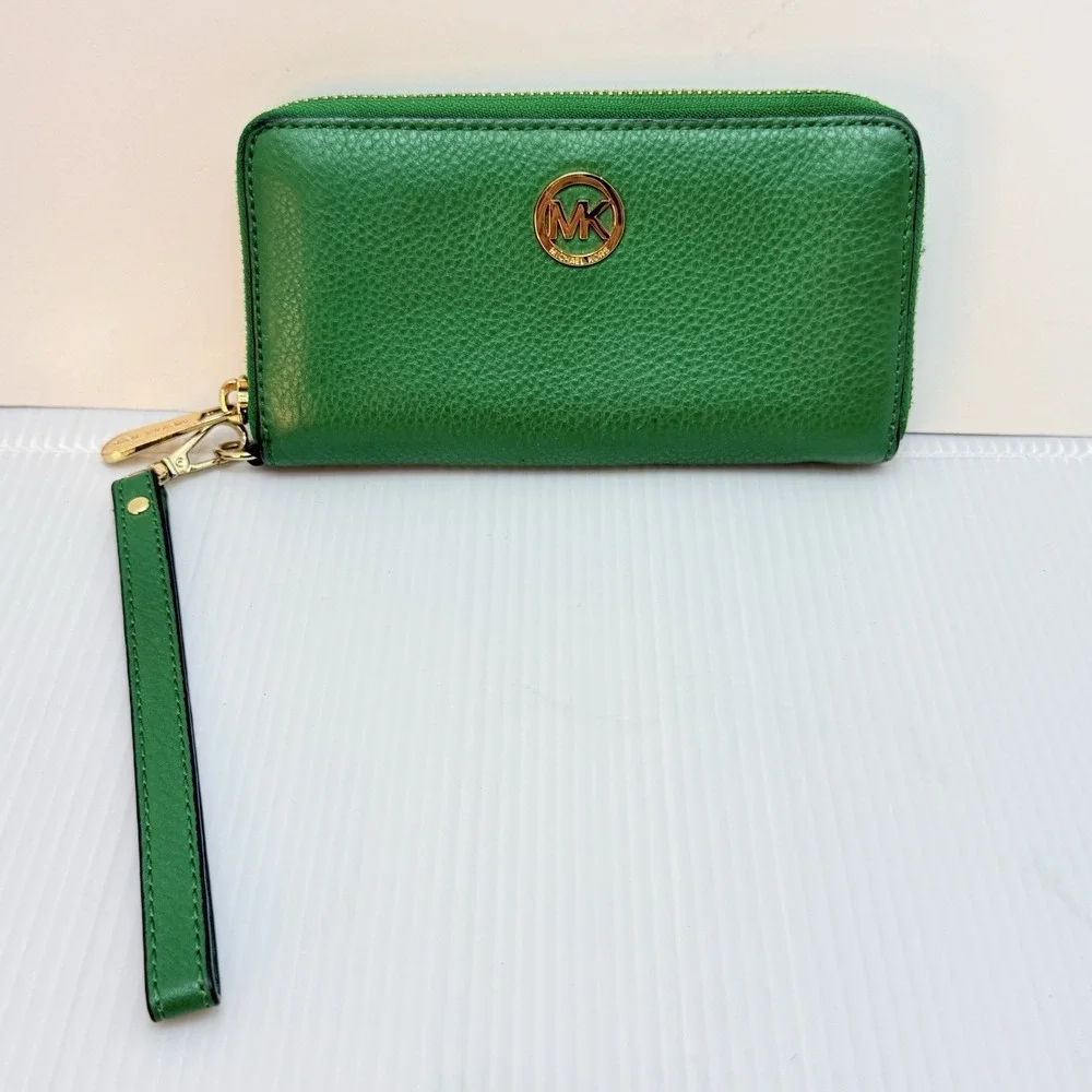 Michael Kors ships business